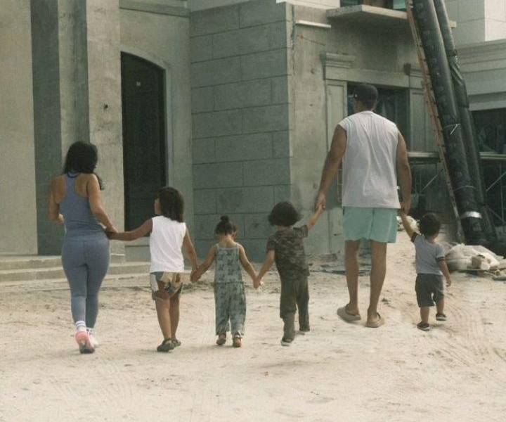Foto del carrusel publicado en el perfil oficial de Romeo Santos junto a sus cuatro hijos y su pareja.