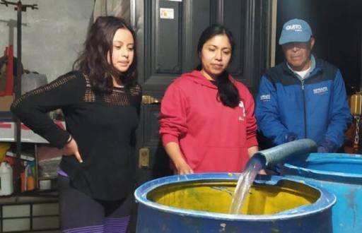 La gente guarda el agua en canecas y tanques.