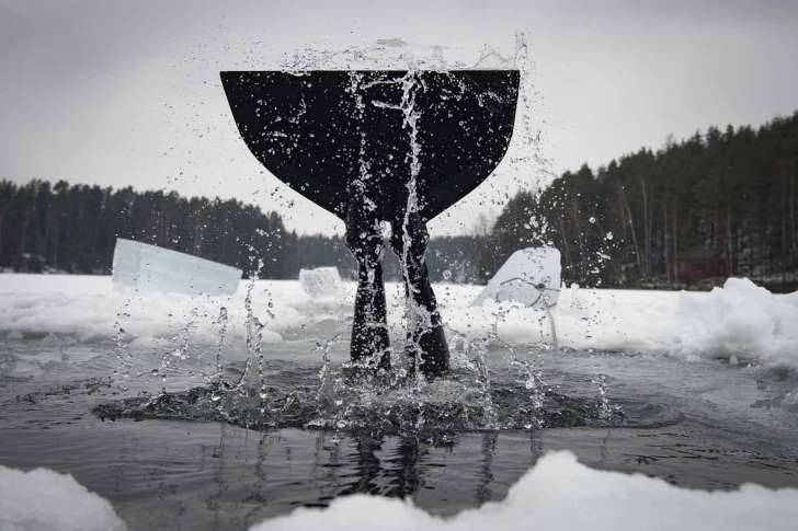 “Sirena” finlandesa bucea bajo hielo sin trajes térmicos