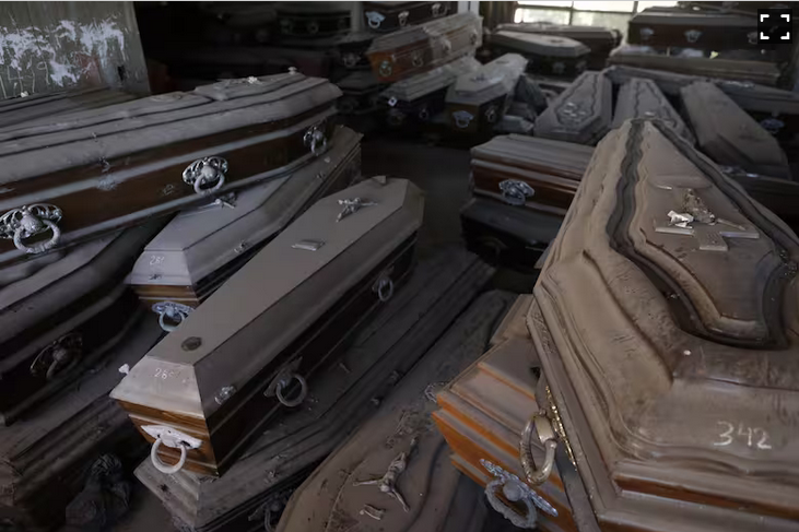 Cientos de ataúdes vacías encontradas en uno de los depósitos del cementerio platense