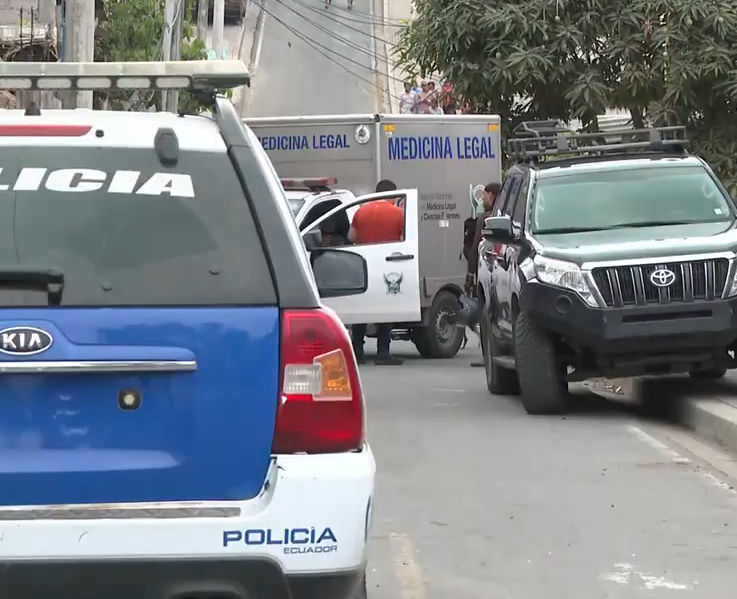 El cuerpo de un hombre fue abandonado en el balde de una camioneta en Flor de Bastión, Guayaquil