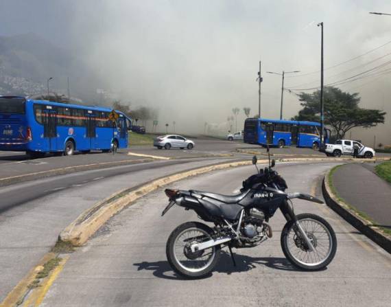 Agentes de la AMT cierran el carril de la Ecovía.