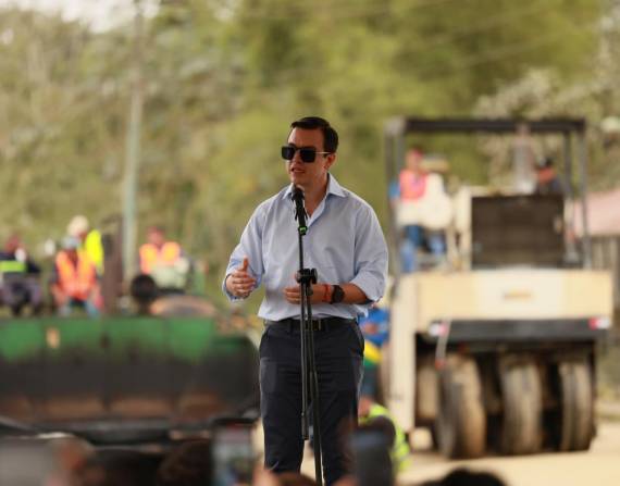 Imagen de archivo del presidente Daniel Noboa durante un recorrido por el Paso Lateral de Pasaje, El Oro.