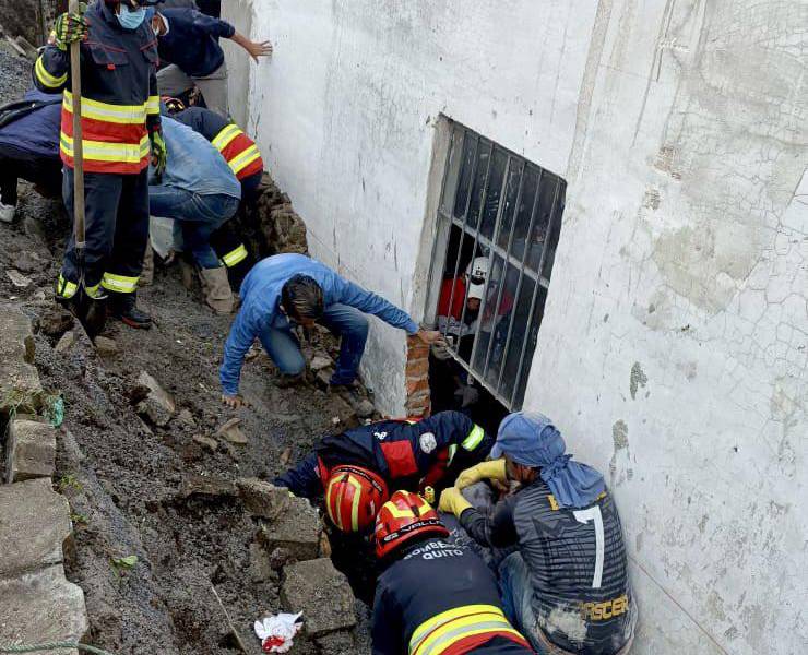 Tres personas fueron sepultadas por un muro en Quito