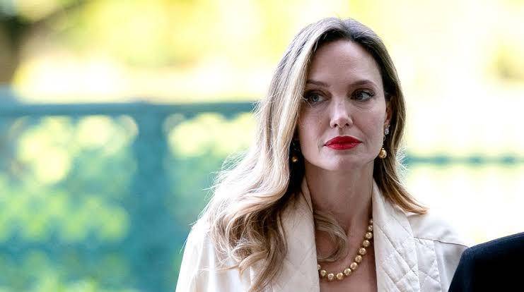 El hijo de Angelina Jolie, Pax, reaparece en alfombra roja con marcas en su rostro tras accidente en moto