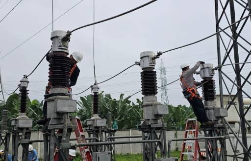 Imagen referencial de trabajos de mantenimiento en una subestación de energía.