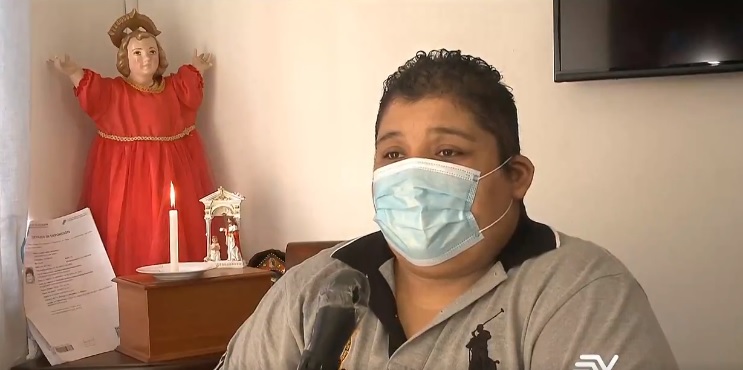 Guayaquil: Recibió las cenizas de su madre que también aparece enterrada en el cementerio
