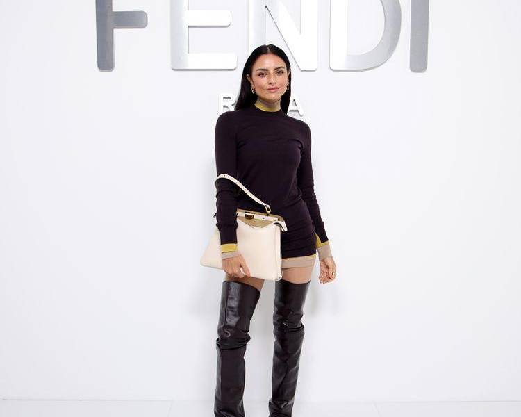 Aislinn Derbez en la Semana de la Moda de Milán, para la marca FENDI.