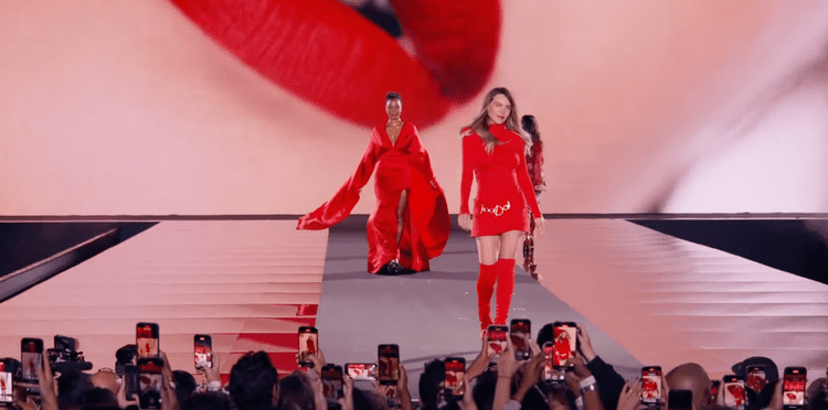 Imagen de archivo de Belinda en el desfile de L'Oréal. Además de su talento musical, ha participado en diversas telenovelas y proyectos cinematográficos.