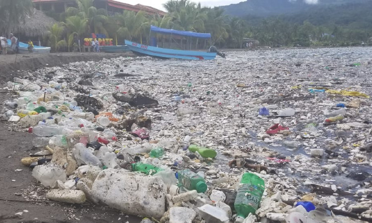 ‘Tsunami’ de basura azotó playas hondureñas