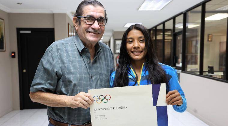 La luchadora Lucía Yépez recibe su diploma olímpico por parte del Comité Ecuatoriano, el 18 de agosto de 2021.