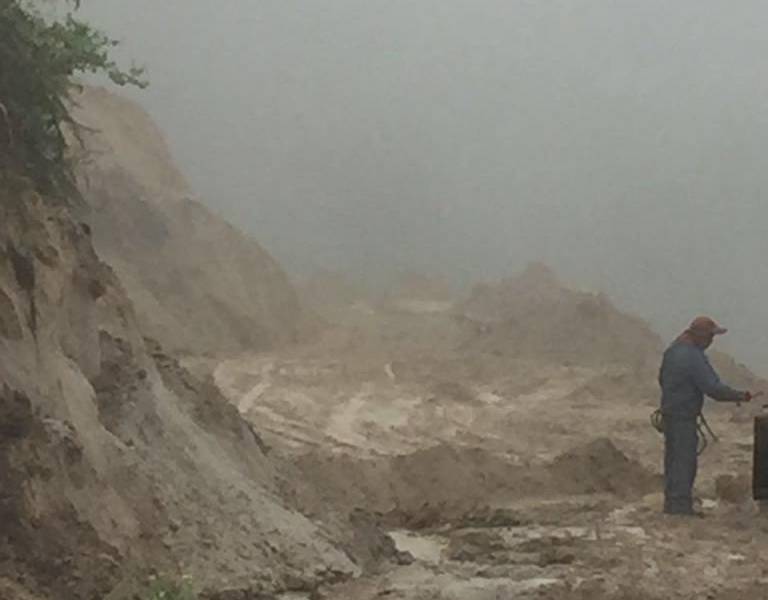 Deslizamiento de tierra destruye parte de la carretera que une 3 cantones de Cotopaxi