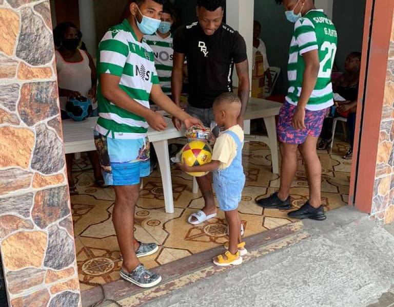 Familia de Gonzalo Plata entregó juguetes en Guayaquil