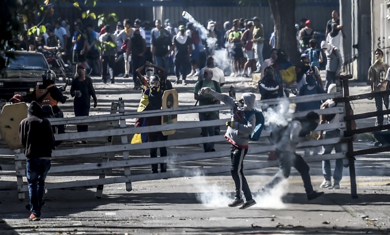 Nuevo bloqueo de calles contra presidente Nicolás Maduro deja un muerto en Venezuela