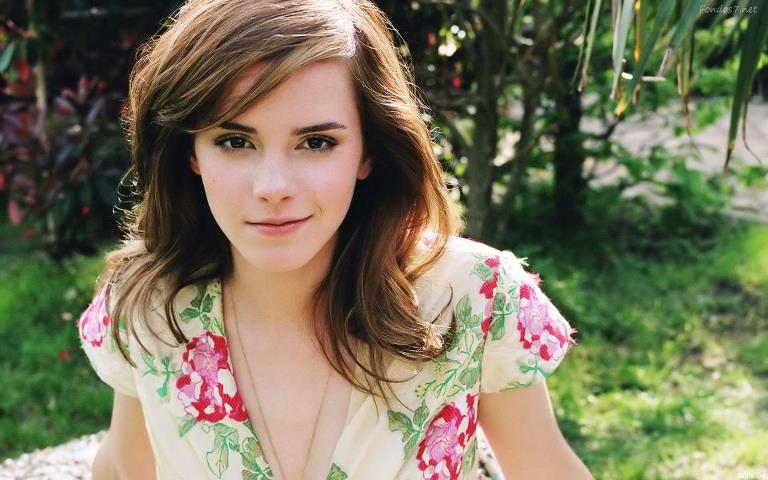Emma Watson festeja sus 23 años con piñatas