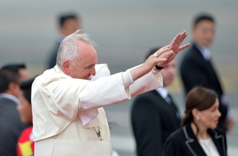 Papa Francisco se despidió del país entre cánticos y vivas