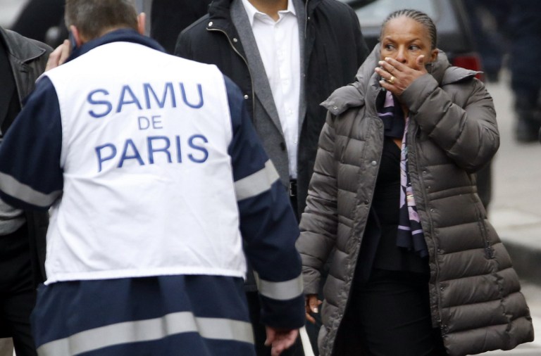 Francia homenajea a policía asesinado en ataque a Charlie Hebdo