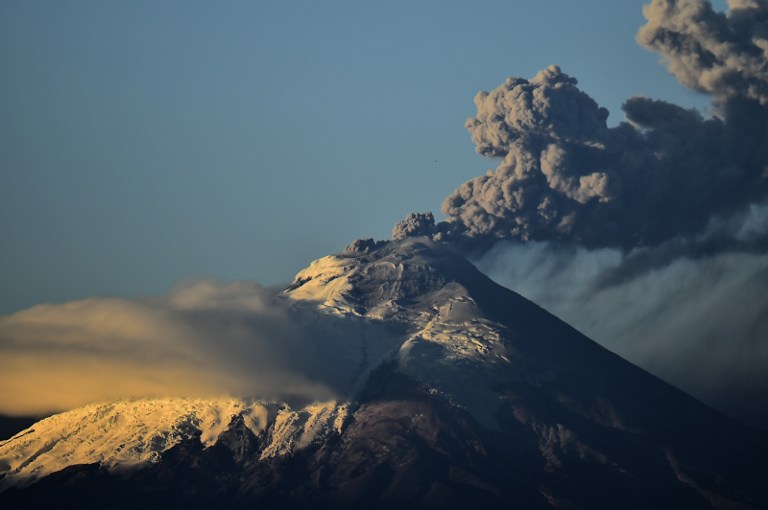 Nueva emisión de ceniza de volcán Cotopaxi alcanza dos kilómetros de altura