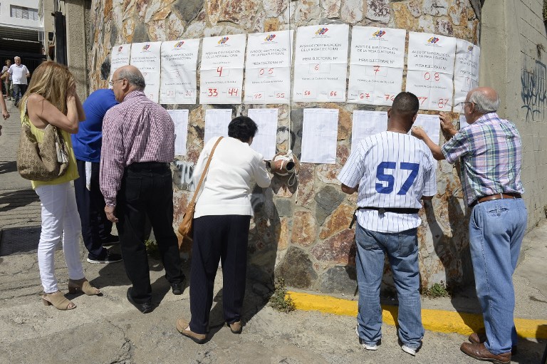 Cansados de la crisis, los venezolanos votan en cruciales parlamentarias