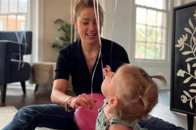 Amber Heard junto a su pequeña hija, Oonagh.