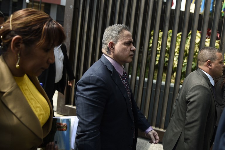 Fiscal pide prohibir a Guaidó salir de Venezuela
