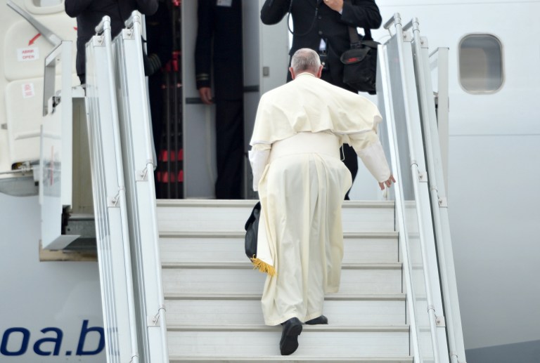 Papa Francisco se despidió del país entre cánticos y vivas