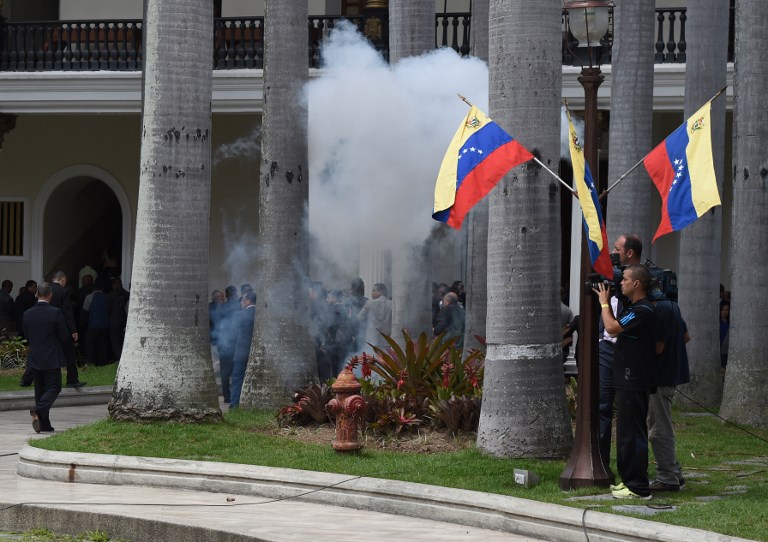 Seguidores del Gobierno irrumpen con violencia en el Parlamento de Venezuela