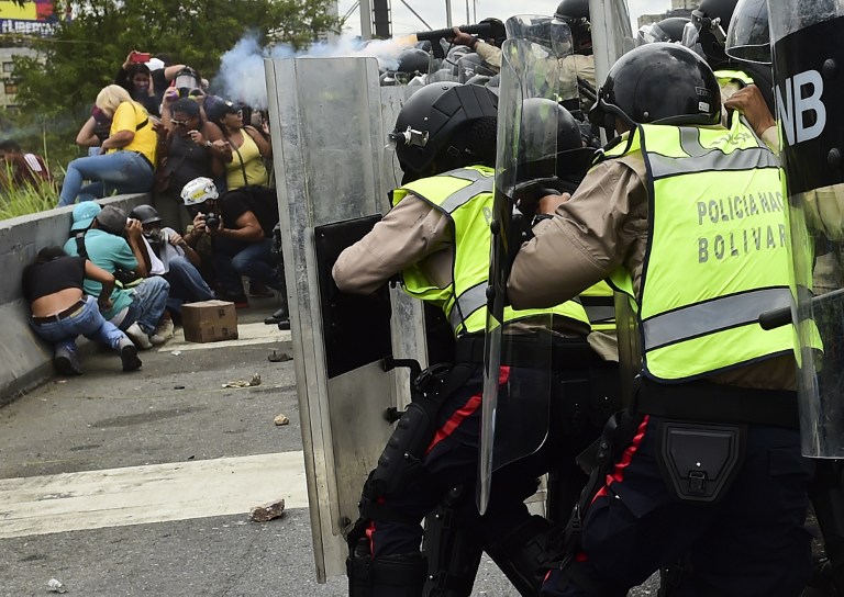 Policía venezolana dispersa con gases marcha sobre revocatoria de Maduro