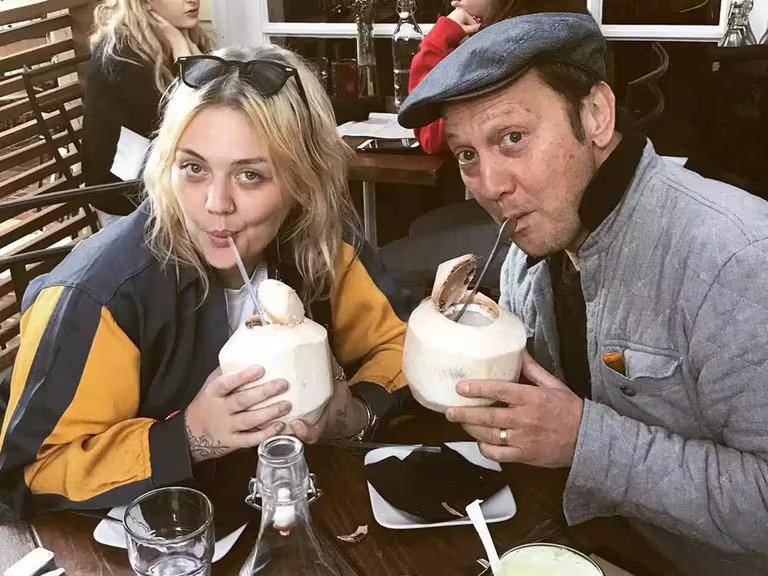 Elle King junto a Rob Schneider