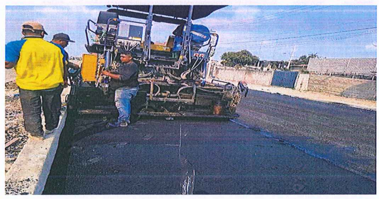 Fotografía de los trabajos de asfaltado que han sido contratados por el Municipio de Durán.