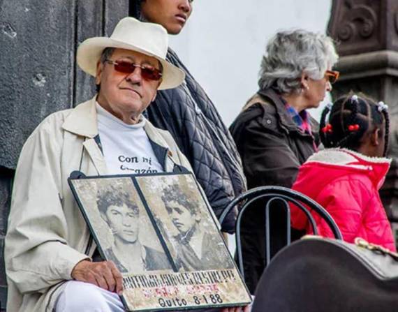 Pedro Restrepo en un plantón en la Plaza Grande en 2018.