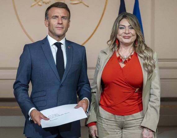 Ivonne Baki, en su etapa de ambajadora de Ecuador en Francia, junto al presidente de ese país, Emmanuel Macron.