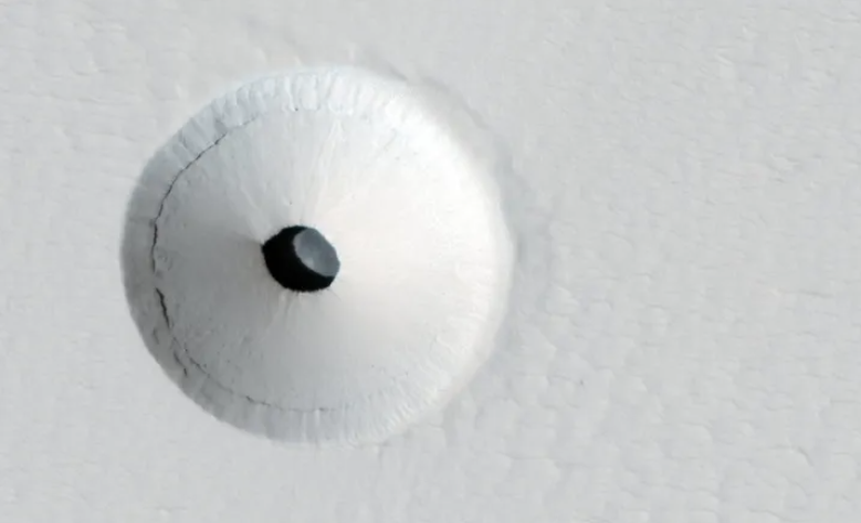 Científicos descubren una misteriosa formación circular casi perfecta en Marte