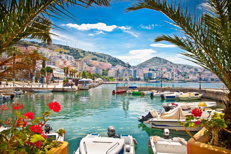 Foto de Saranda, una ciudad costera situada en el mar Jónico en el sureste de Albania.