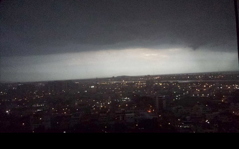Torrencial lluvia sorprende a Guayaquil este miércoles