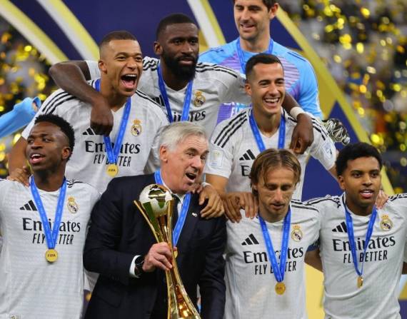 Carlo Ancelotti (c) en la celebración del Real Madrid como campeón de la Copa Intercontinental.