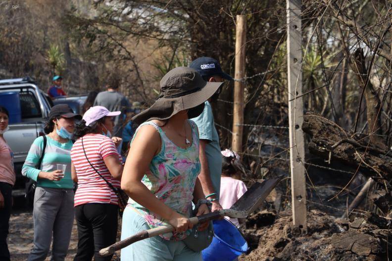 Un grupo de vecinos ayudó a los bomberos a apagar el fuego