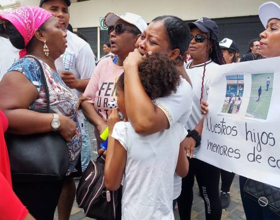 Familiares de los cuatro menores desaparecidos en Guayaquil realizaron un plantón al pie de la Fiscalía del Guayas.