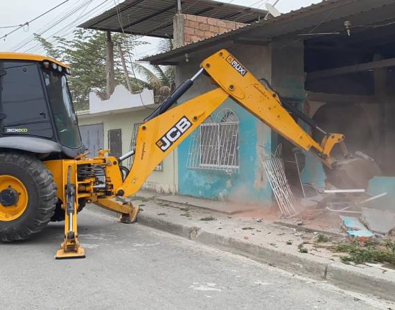 Autoridades destruyeron viviendas que serían usadas por grupos criminales en Durán.