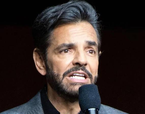 Eugenio Derbez es un reconocido actor y comediante mexicano, famoso por sus ingeniosas interpretaciones y su gran trayectoria en cine, televisión y teatro. Hijo de la actriz Silvia Derbez, ha logrado trascender fronteras y convertirse en una figura destacada en la industria del entretenimiento a nivel internacional.