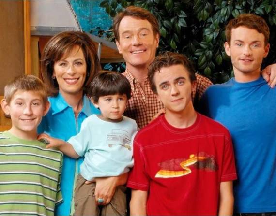 Malcolm in the Middle es una popular serie de comedia estadounidense que sigue las divertidas y caóticas aventuras de Malcolm, un niño superdotado que intenta sobrevivir en una familia disfuncional. La serie se destaca por su humor sarcástico y sus personajes entrañables, convirtiéndose en un clásico de la televisión.