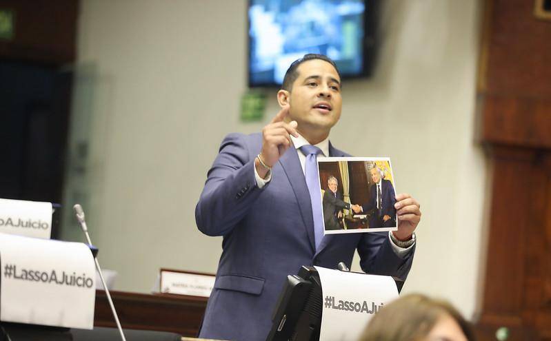 El correísta Rony Aleaga, durante el debate, mostró una foto de Guillermo Lasso y Lenín Moreno. Según él, eso prueba vínculos de corrupción.