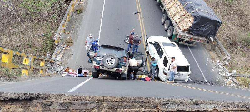 Colapso del puente en el sector de la Colón - Quimis. MANABÍ.