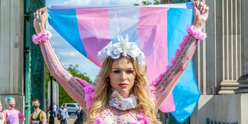 Imagen referencial de mujer trans en marcha LGBTIQ+.