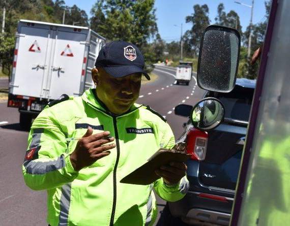 Un agente de tránsito realizando controles.