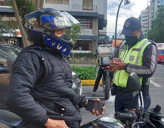 Imagen referencial de control de tránsito vehicular en Quito.