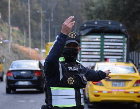 Imagen referencial de control de tránsito vehicular en Quito.