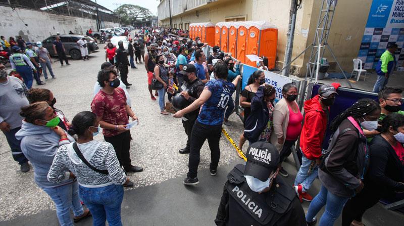 Confusión y largas filas en centros de vacunación en Guayaquil