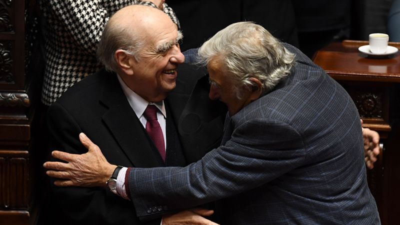 Dos expresidentes rivales en Uruguay elogiados por su gesto ejemplar