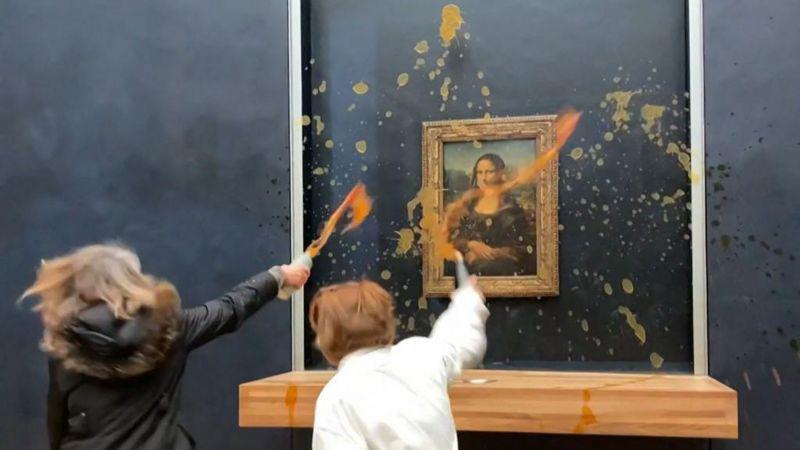 Activistas tiran sopa al cuadro de la Mona Lisa en el Museo del Louvre de París